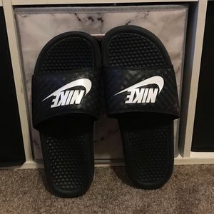 Nike slides✔️